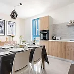 Sea View Luxury Brand New In דירה *
